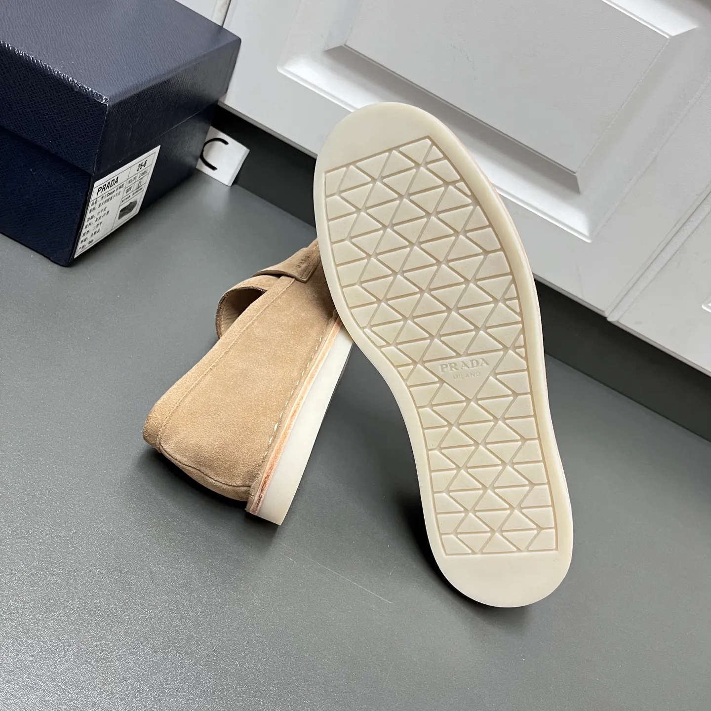 💰840 Prada men’s new suede leather loafers. Made of flocked cow second-layer leather, they combine classic design with handmade details, blending sophistication with casual comfort. Hot-stamped logo on the outside, topstitched seams on the skirt, 1.5cm white rubber sole with leather welt, dyed calfskin lining, silver-labeled cowhide feet, simple and elegant style, comes with a full set of original packaging dust bag! C leather shoe size: 39/40/41/42/43/44 Brown Welcome to order